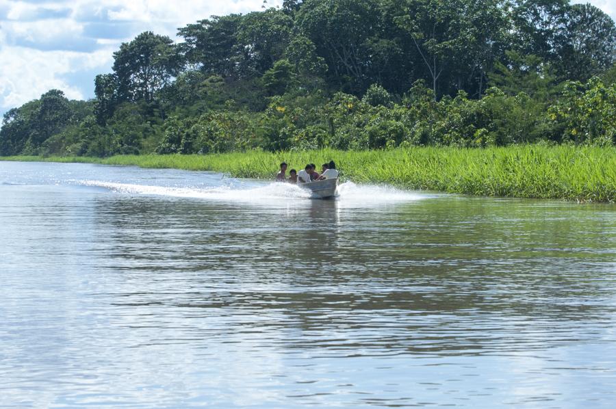 Lancha en el Rio Amazonas, Amazonas, Leticia, Colo...