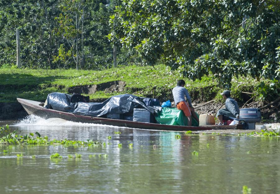 Hombres en Canoa, Amazonas, Leticia, Colombia