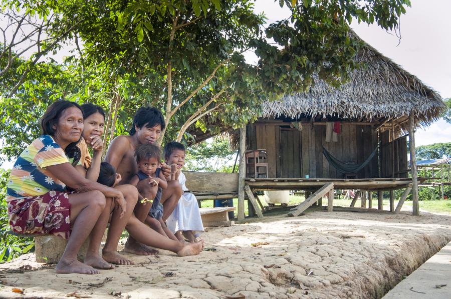 Familia de la Comunidad Yagua, Amazonas, Leticia, ...