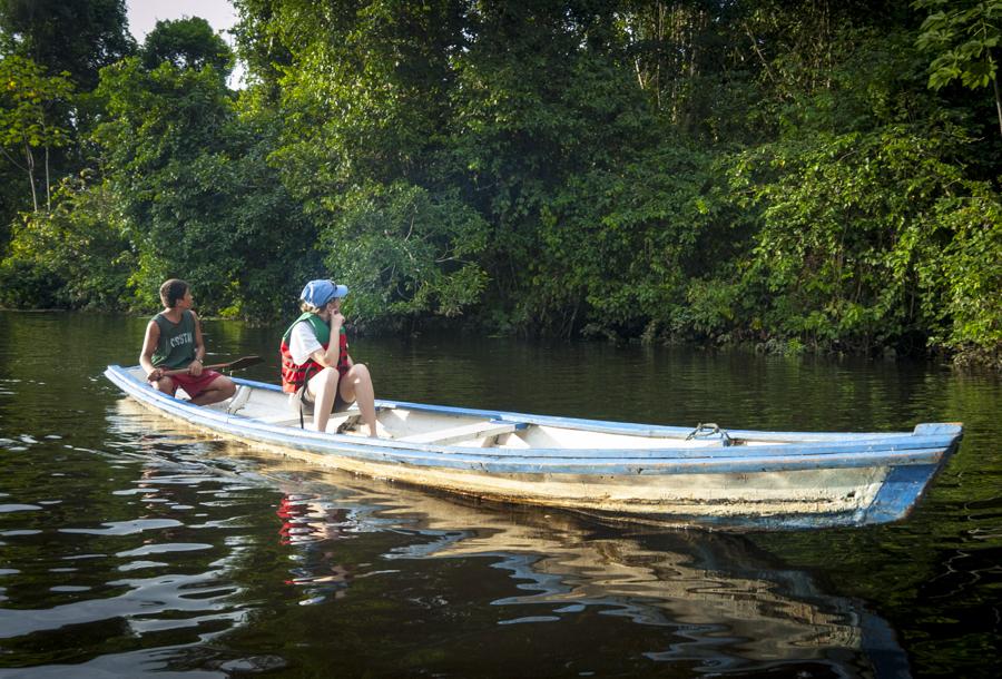 Mujer en Chalupa, Rio Amazonas, Amazonas, Leticia,...