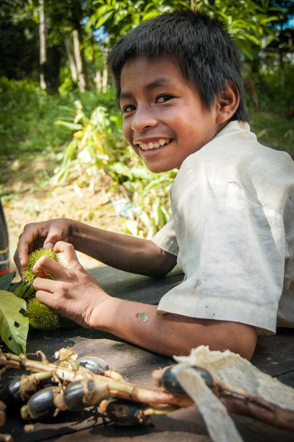 Niño Indigena y Hierbas Amazonas, Leticia, Colomb...