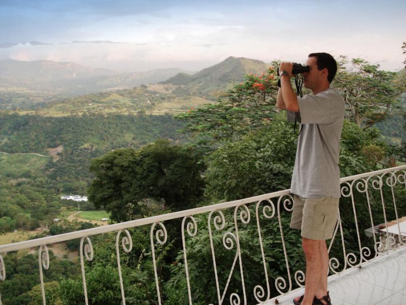 Hombre Observando el Paisaje