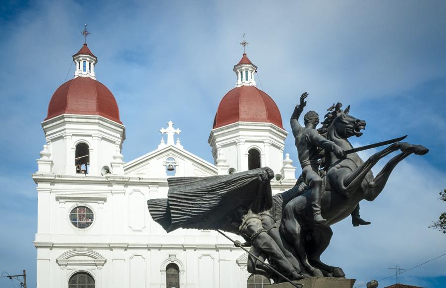 Iglesia y Monumento a Simon Bolivar, Rionegro, Ori...