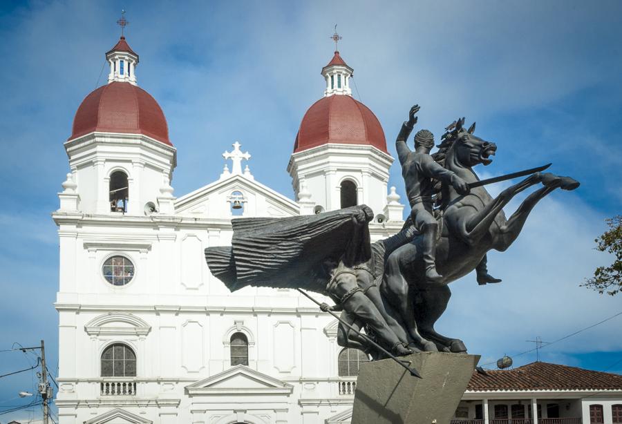 Iglesia y Monumento a Simon Bolivar, Rionegro, Ori...