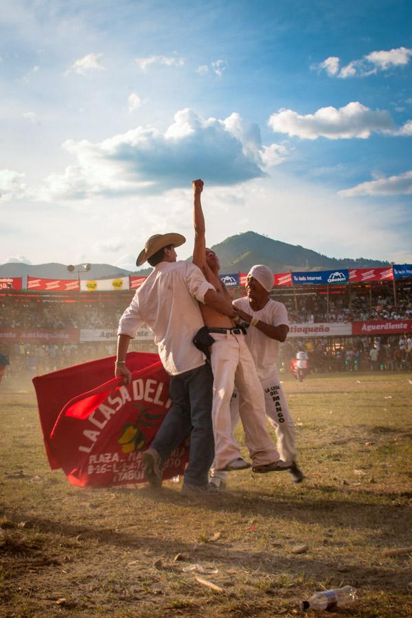 Personas en el Pasto Brincando