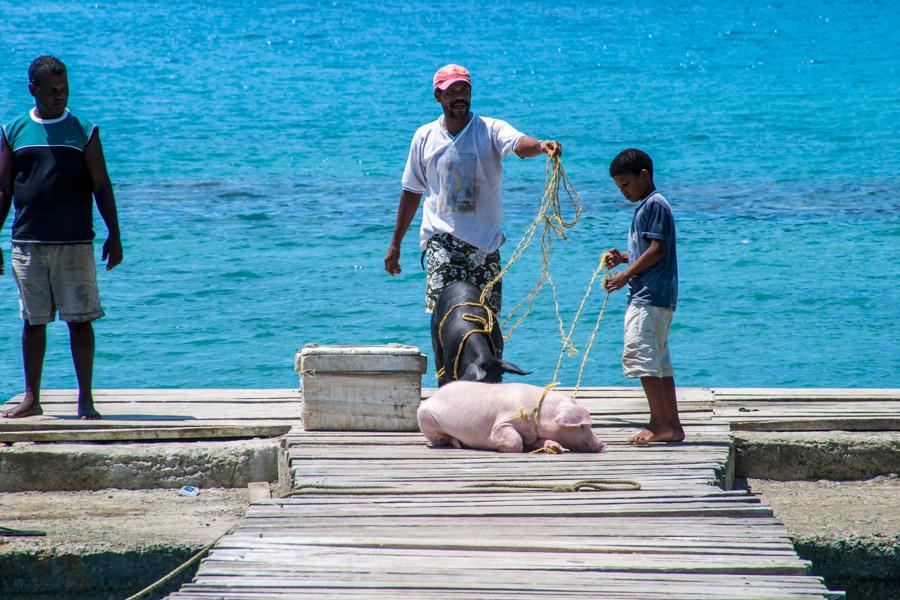 Muelle con Personas en el Mar