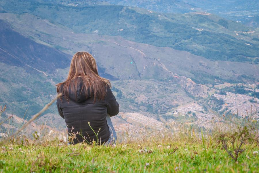 Mujer Sentada Mirando el Paisaje