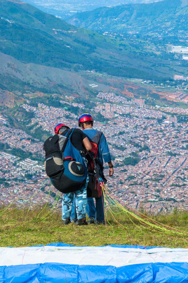 Personas Lanzandose en Parapente