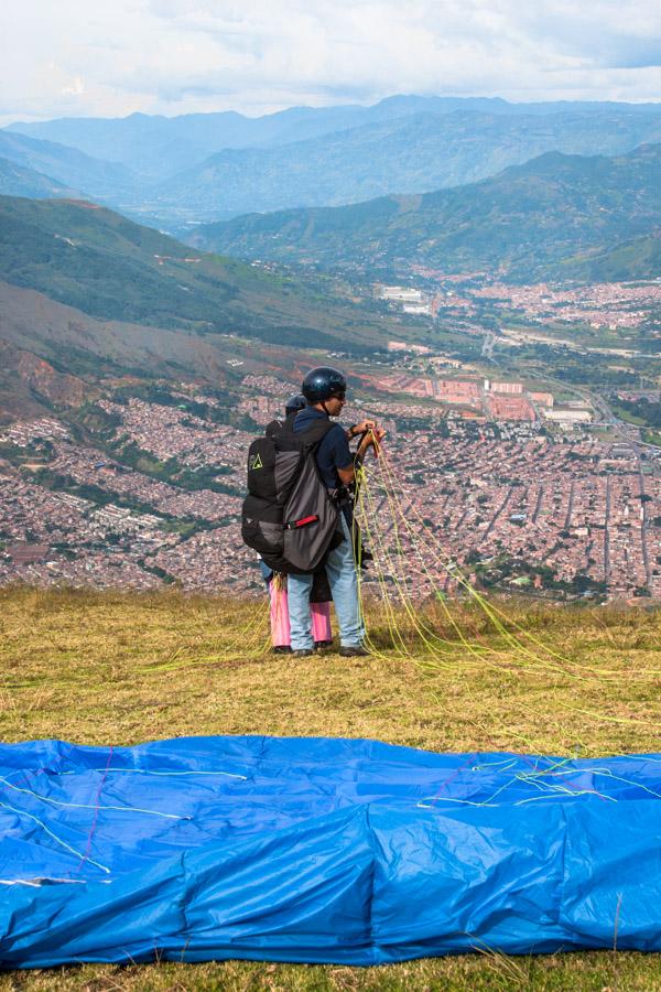 Personas Lanzandose en Parapente