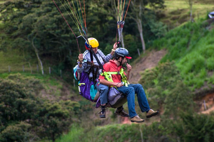 Personas Lanzandose en Parapente