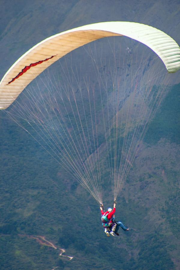 Personas Volando en Parapente