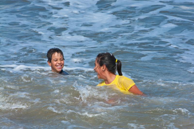 NiÃ±os Jugando en el Mar, Playa Mendihuaca, Sant...