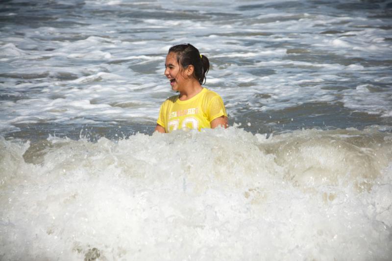 NiÃ±a Jugando en el Mar, Playa Mendihuaca, Santa...