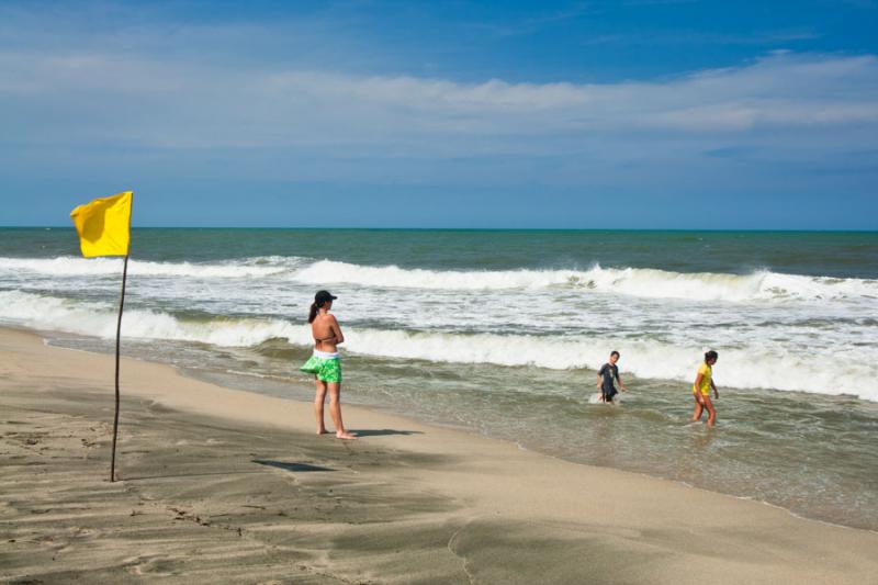 Familia en la Playa Mendihuaca, Santa Marta, Magda...