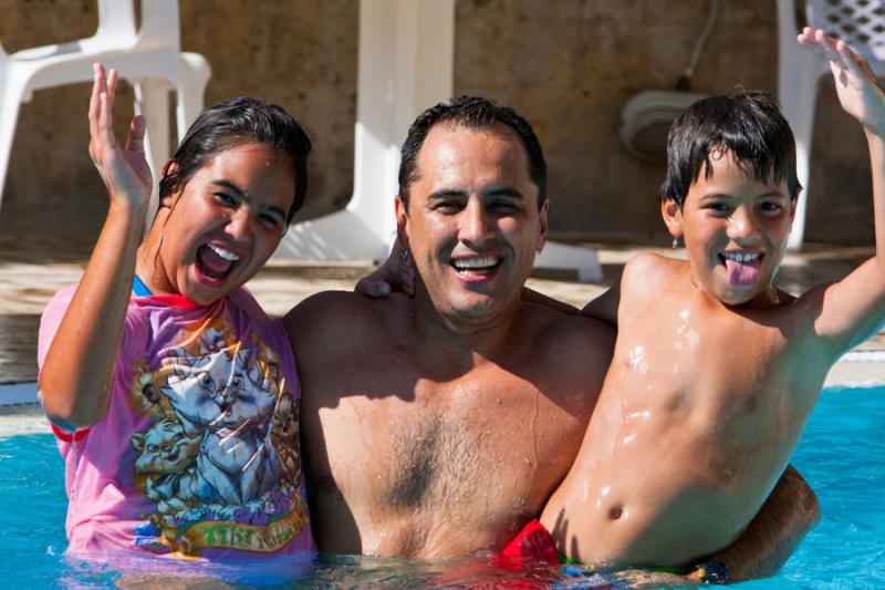 Padre con sus Hijos en Piscina, Santa Marta, Magda...