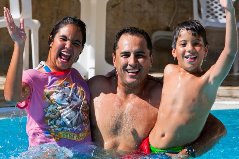 Padre con sus Hijos en Piscina, Santa Marta, Magda...