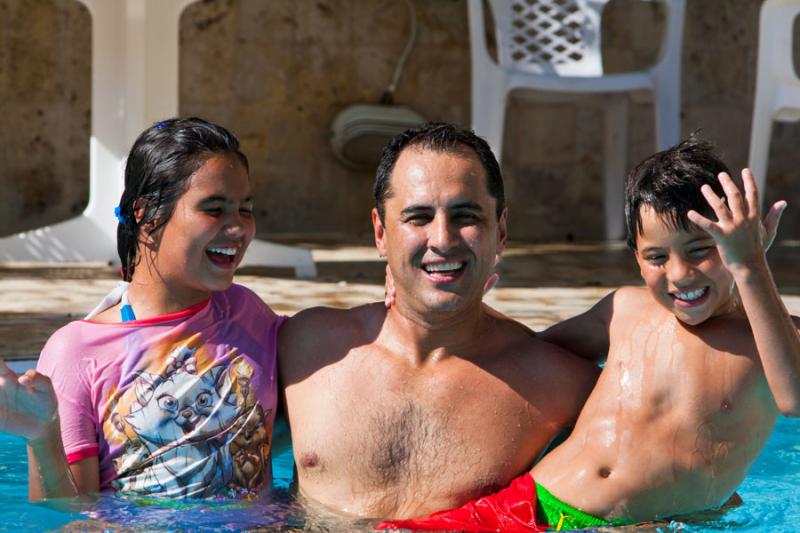 Padre con sus Hijos en Piscina, Santa Marta, Magda...