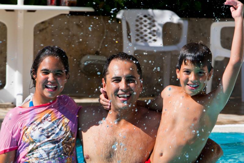 Padre con sus Hijos en Piscina, Santa Marta, Magda...