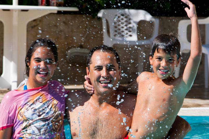 Padre con sus Hijos en Piscina, Santa Marta, Magda...