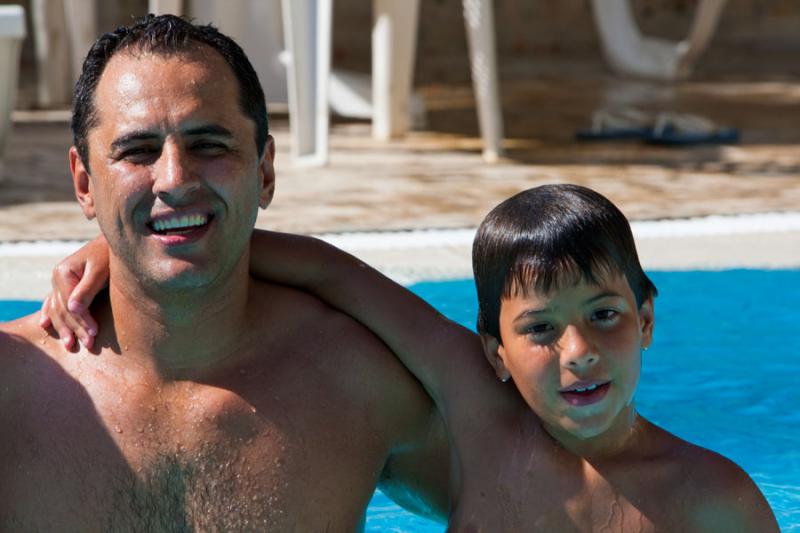 Padre con su Hijo en Piscina, Santa Marta, Magdale...