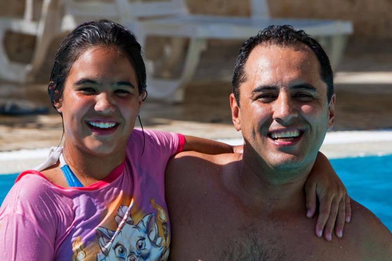 Padre con su Hija en Piscina, Santa Marta, Magdale...