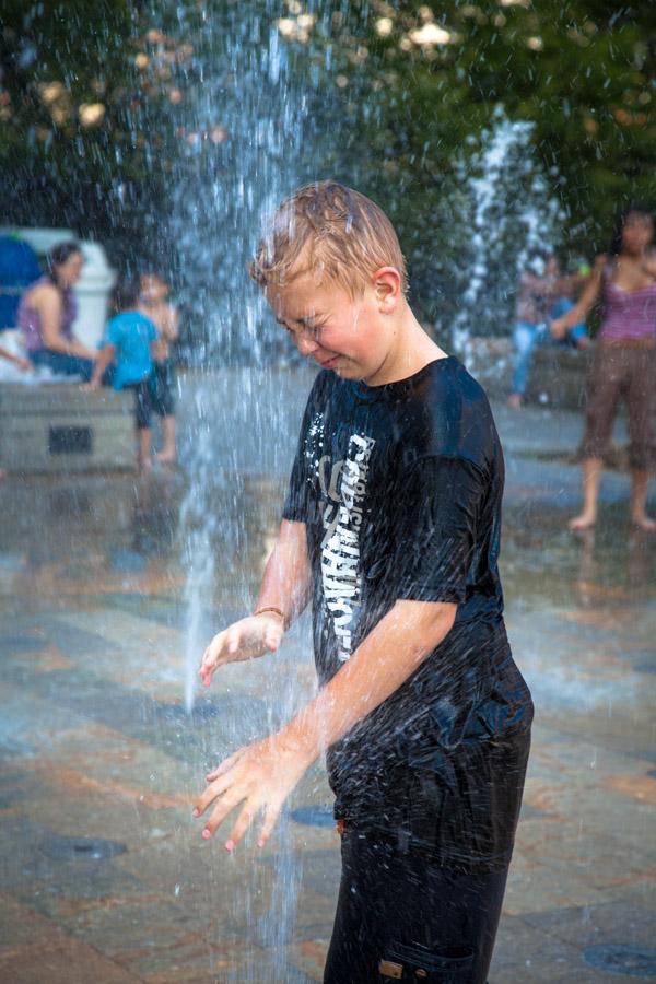 Niño Jugando, Parque de los Pies Descalzos, Medel...