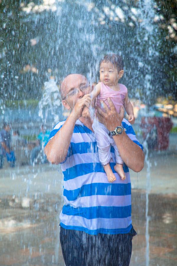 Padre con su Hija, Parque de los Pies Descalzos, M...