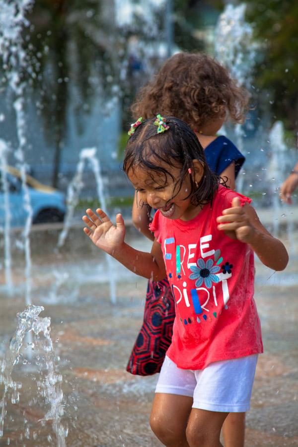 Niña Jugando, Parque de los Pies Descalzos, Medel...