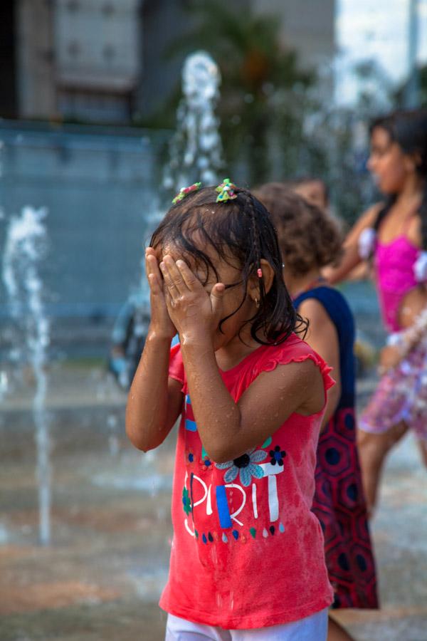 Niña Jugando, Parque de los Pies Descalzos, Medel...