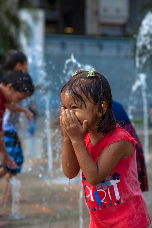 Niña Jugando, Parque de los Pies Descalzos, Medel...