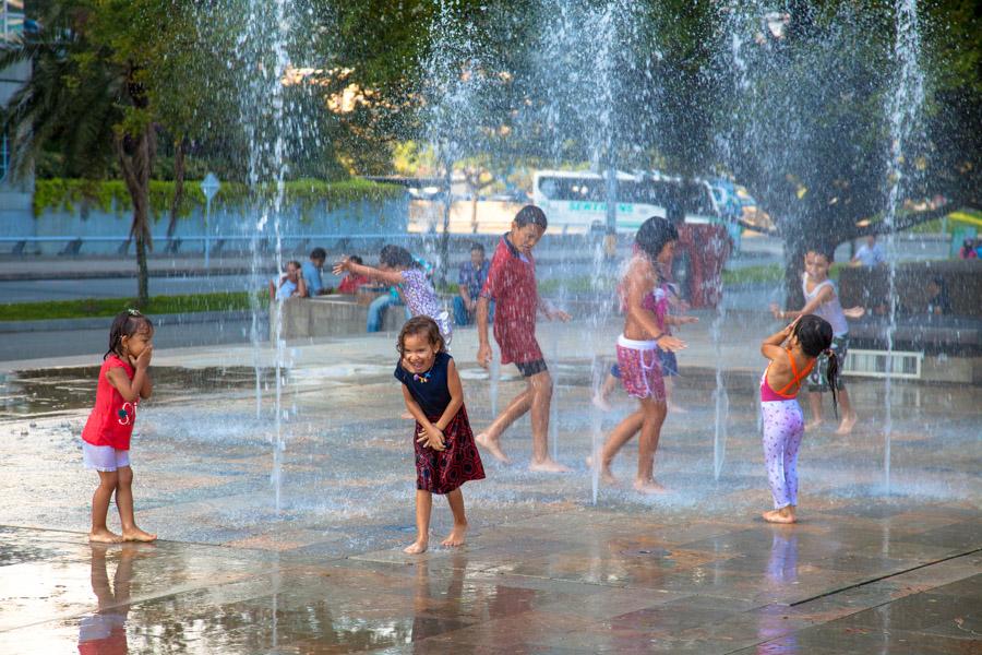 Niños Jugando, Parque de los Pies Descalzos, Mede...