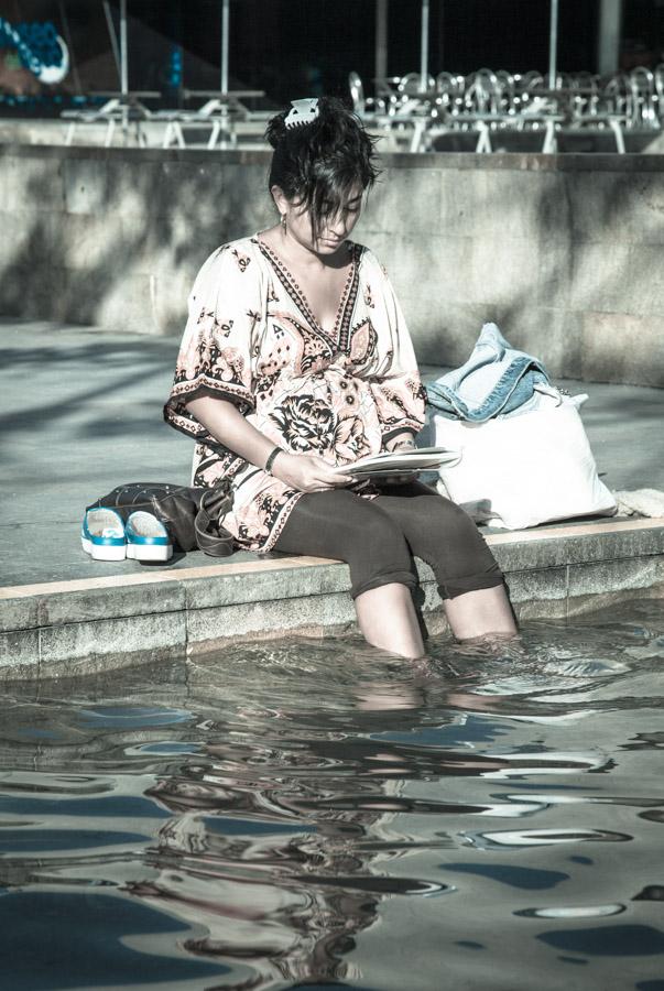 Mujer Leyendo, Parque de los Pies Descalzos, Medel...