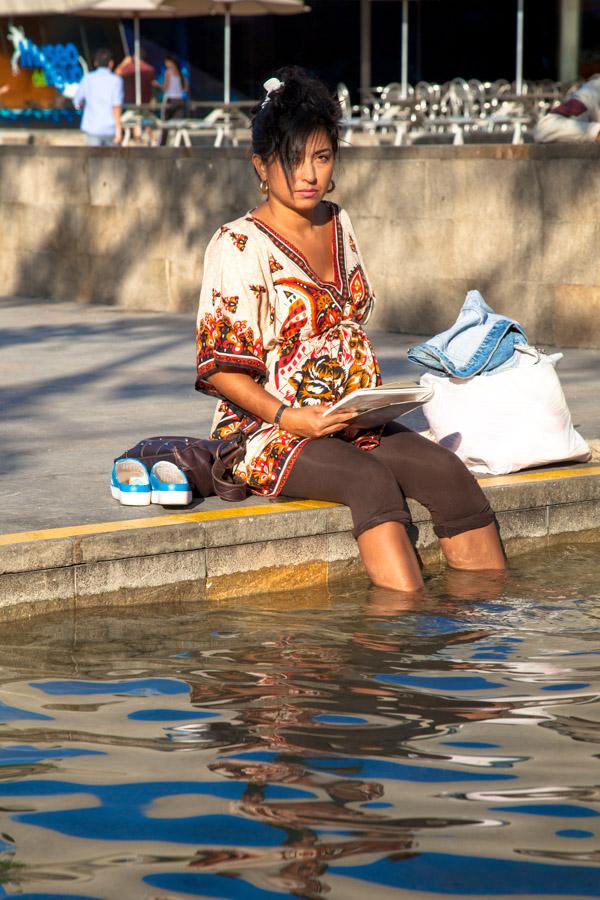 Mujer Leyendo, Parque de los Pies Descalzos, Medel...