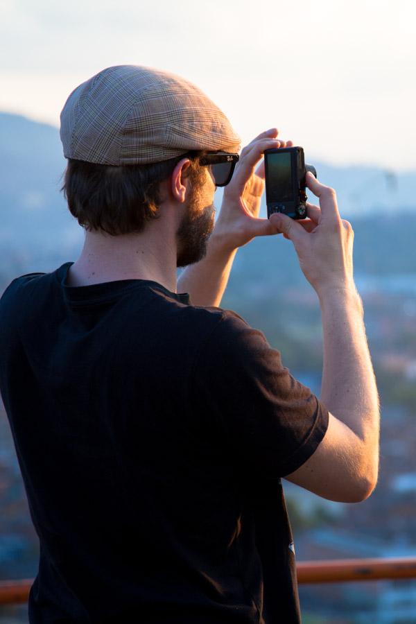 Hombre Tomando Fotografia, Personas en Pueblito Pa...