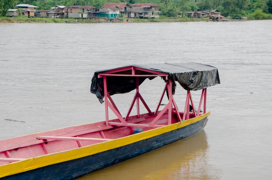 Chalupa en el Rio Atrato, Quibdo, Choco, Colombia