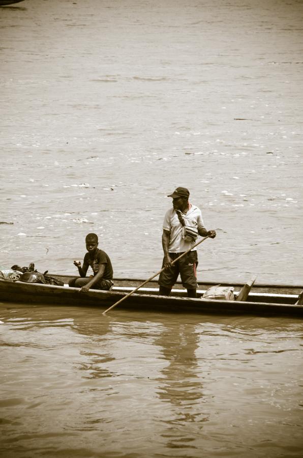 Hombre en Chalupa, Quibdo, Choco, Colombia