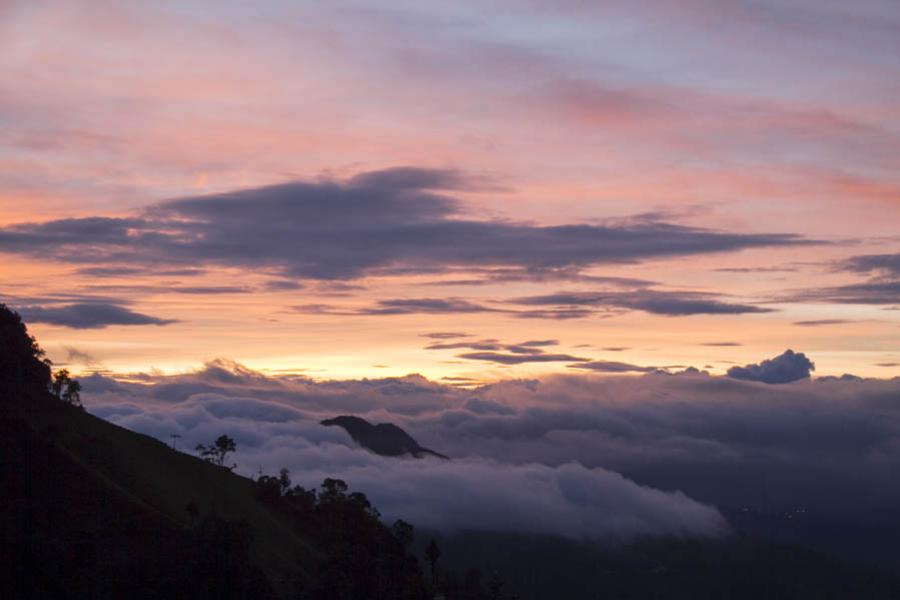 Amanecer desde Letras hacia Tolima, Tolima, Colomb...