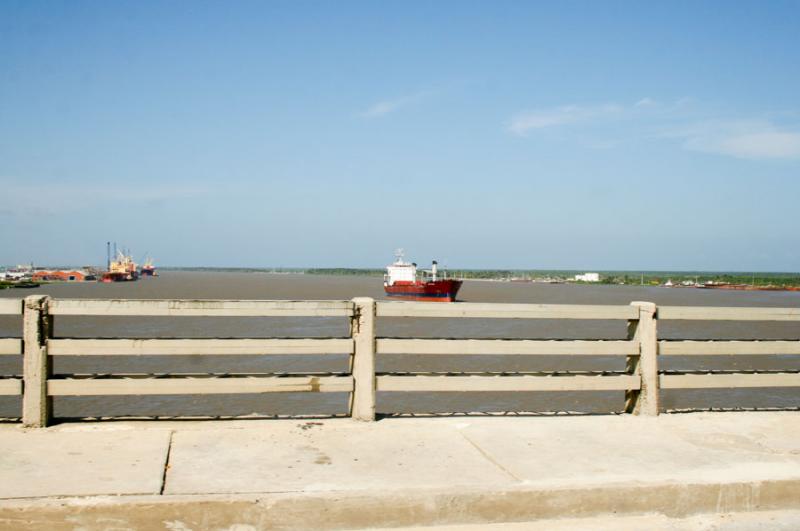 Embarcaciones en el Rio, Santa Marta, Magdalena, C...