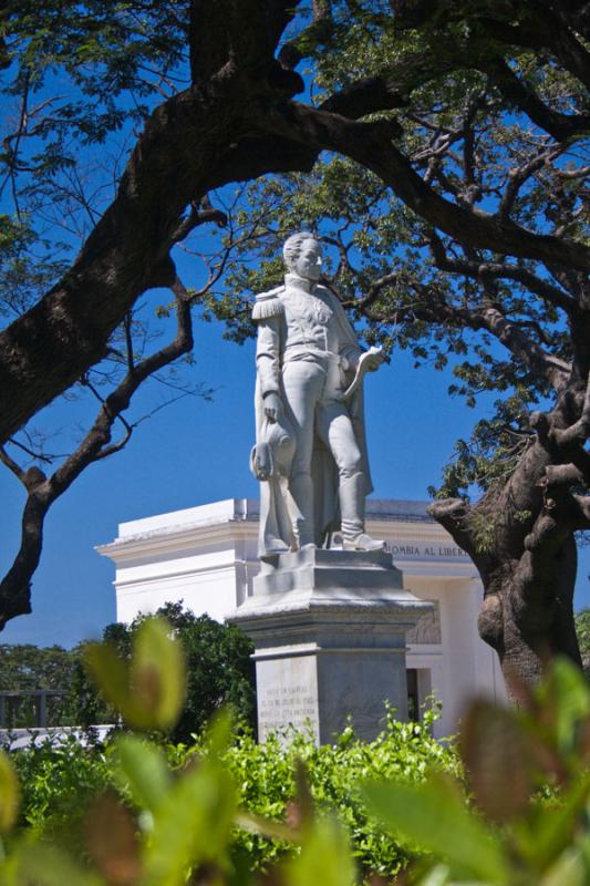 Monumento a Simon Bolivar, Quinta de San Pedro Ale...