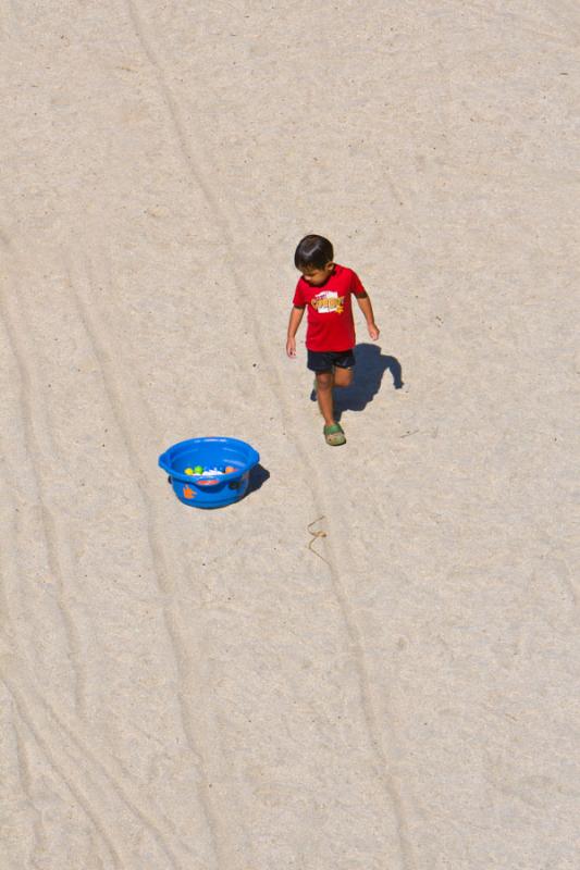 NiÃ±o Caminando en la Playa, Santa Marta, Magdal...