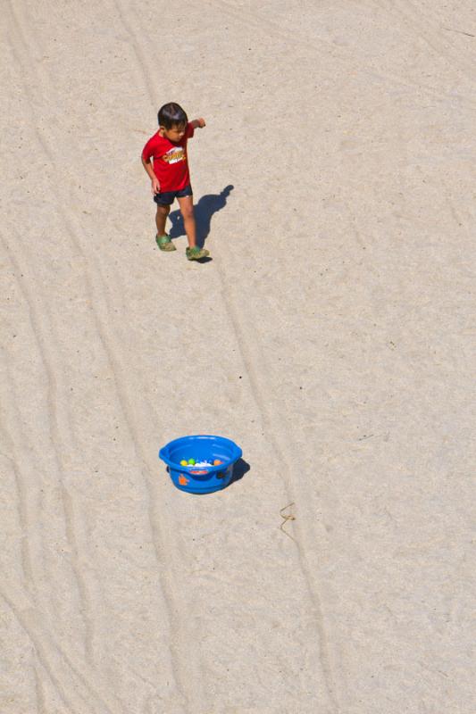 NiÃ±o Caminando en la Playa, Santa Marta, Magdal...