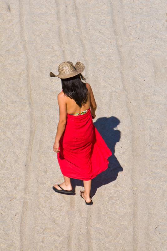 Mujer Caminando en la Playa, Santa Marta, Magdalen...