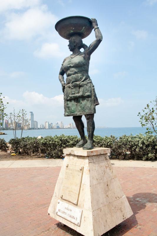 Monumento a la Palenquera, Bocagrande, Cartagena, ...