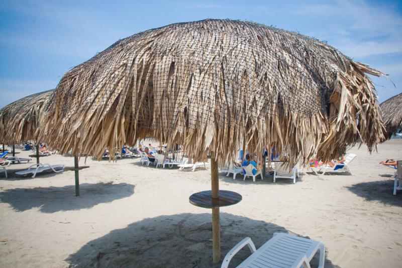 Parasoles en la Playa Crespo, Cartagena, Bolivar, ...