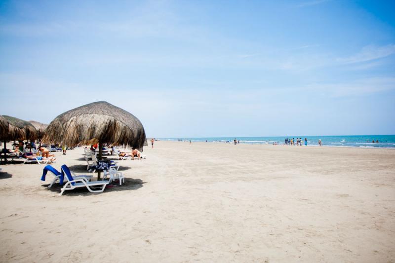 Parasoles en la Playa Crespo, Cartagena, Bolivar, ...