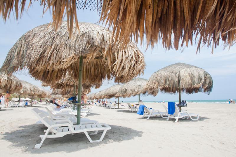 Parasoles en la Playa Crespo, Cartagena, Bolivar, ...