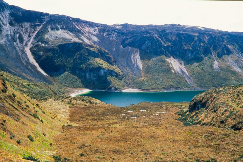 Laguna Verde Encantada, Parque Nacional Natural Lo...