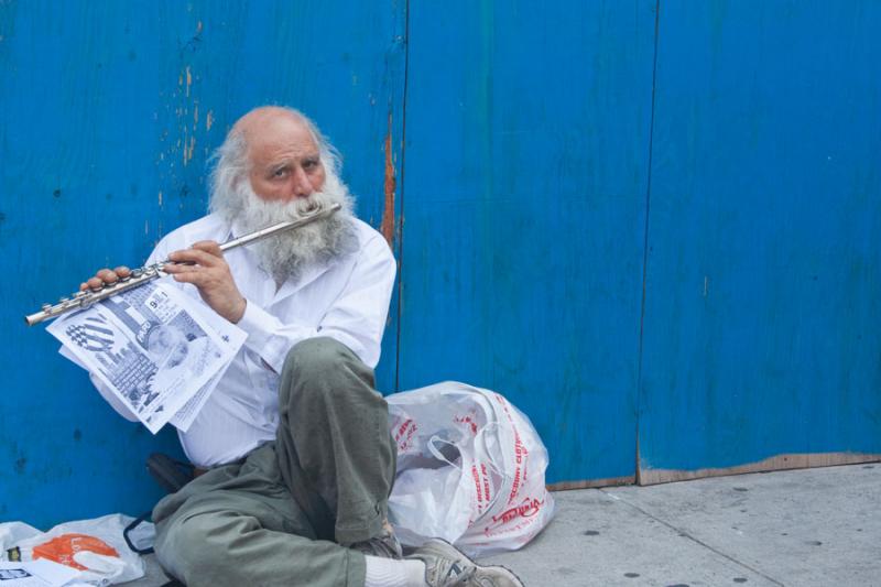 Hombre Tocando Flauta