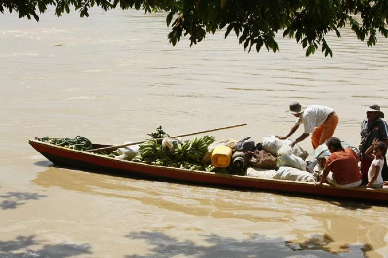 Personas en una Canoa, Rio San Jorge, Montelibano,...