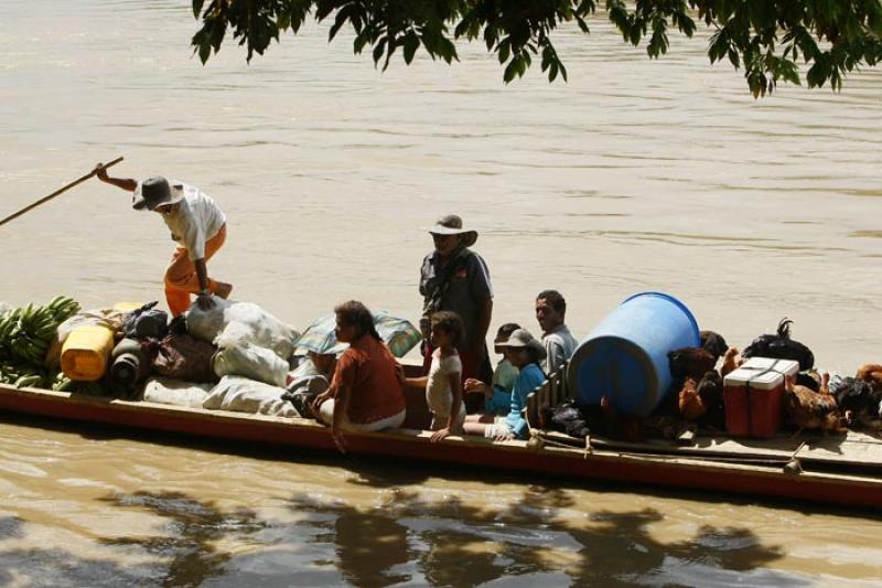 Personas en una Canoa, Rio San Jorge, Montelibano,...